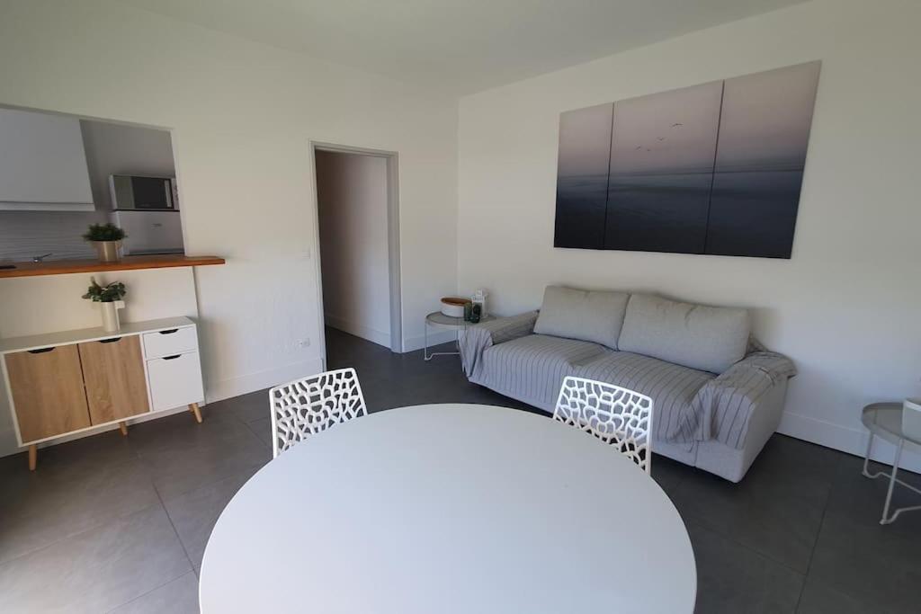 Apartment T2 Moderne ,design, Neuf, Climatise Avec Piscine *
